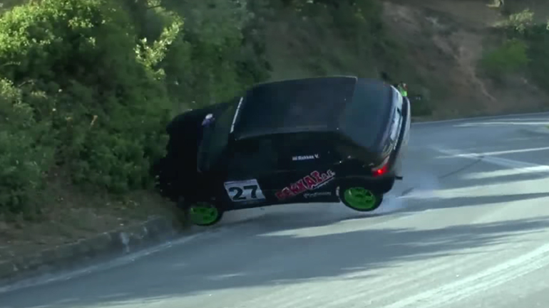 Τούμπαρε κι όμως δεν έπαθε ούτε… γρατζουνιά!